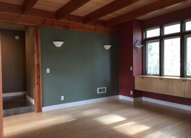 Foto del edificio - 4 BD/3.5 Bath home available 05/10/2026 in the South Hills