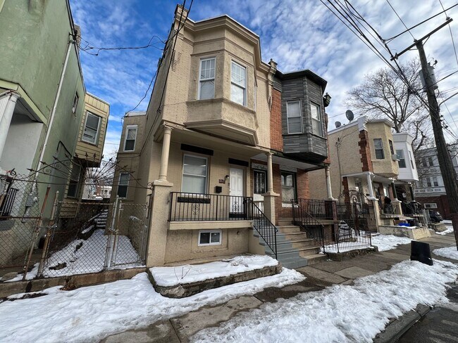 Building Photo - 3 Bedroom Contemporary Renovation with Was...