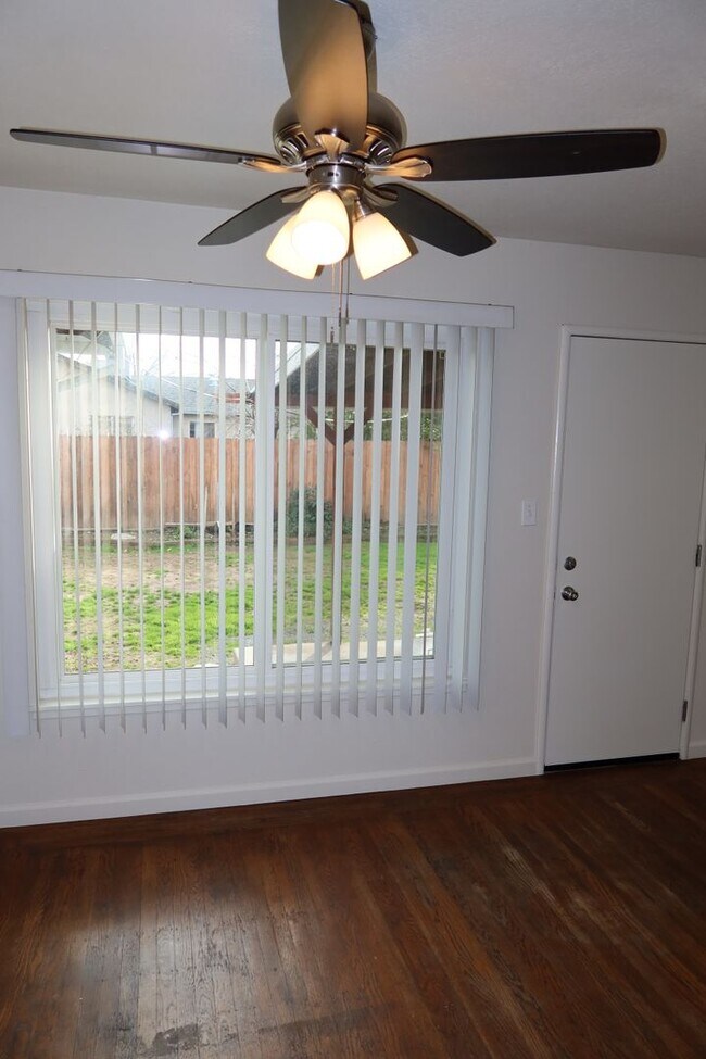 Foto del edificio - 3 br, 1 1/2 ba, 2 car gar in the Brentwood...