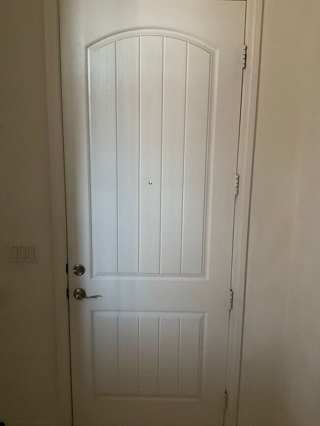 Building Photo - Upgraded 3-Bed, 3-Bath Home – All En-Suite...