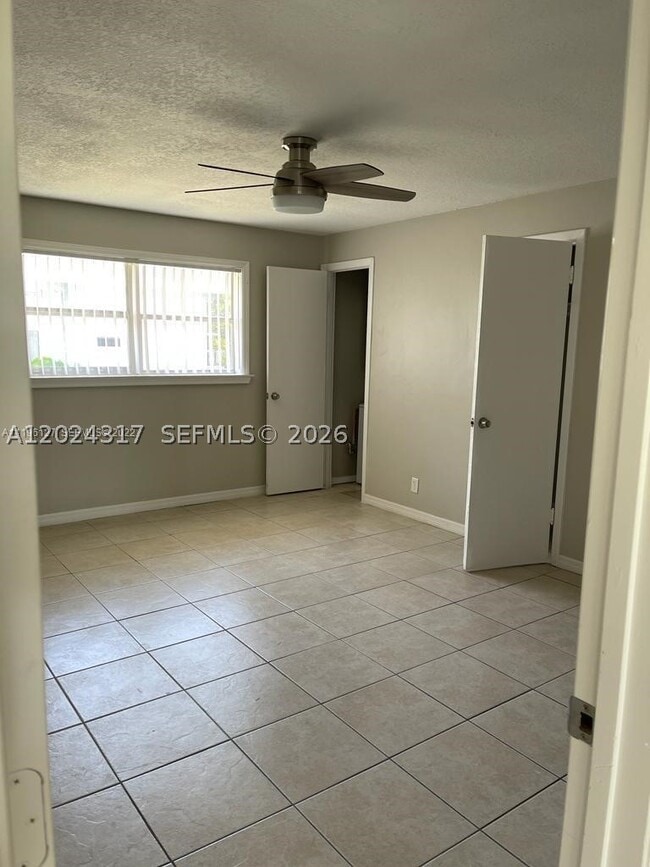 Building Photo - 588 Holly Dr