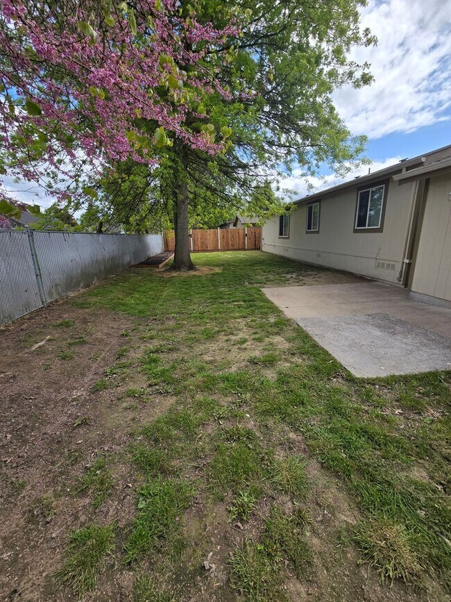 Foto del edificio - Pet Friendly 3bed : 2bath home w/ Garage
