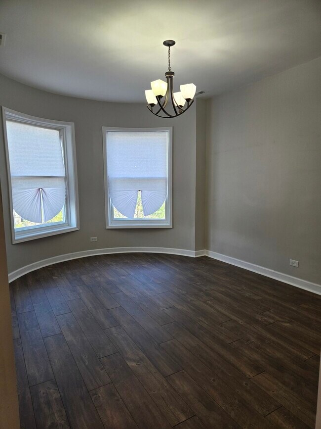 Foto del edificio - 4749 S Prairie Ave