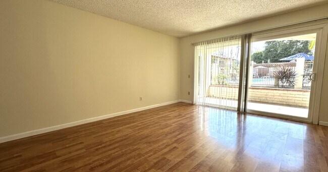 Foto del edificio - Mission Valley 3 BR 2 BA Condo w/ Parking ...