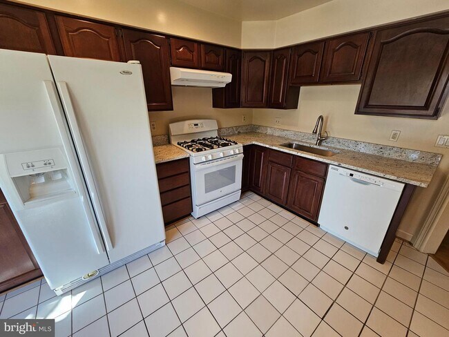 Building Photo - 2104 Eluna Ct