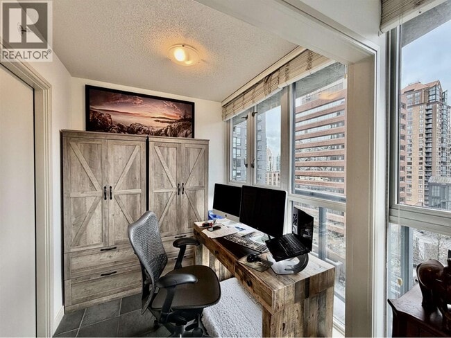 Building Photo - 1068 Hornby St