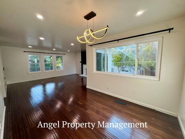 Building Photo - 5804 Shadow Ridge Dr