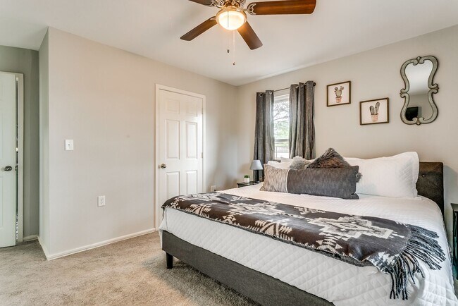 Building Photo - 1.5 acres with 3 bedroom 2.5 bath house AN...