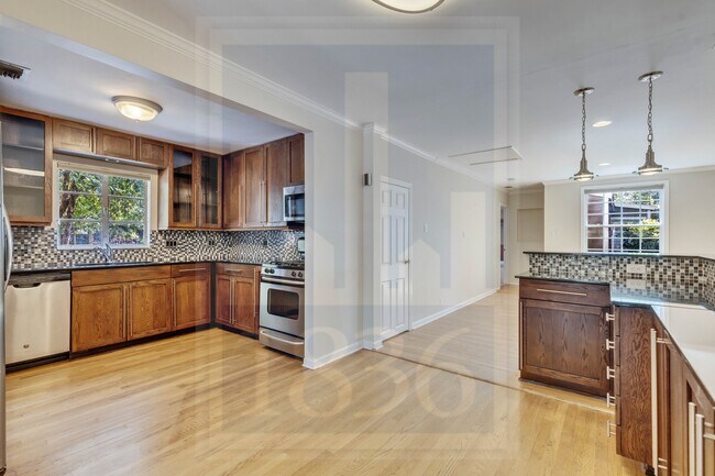 Building Photo - 4815 Woodview Ave