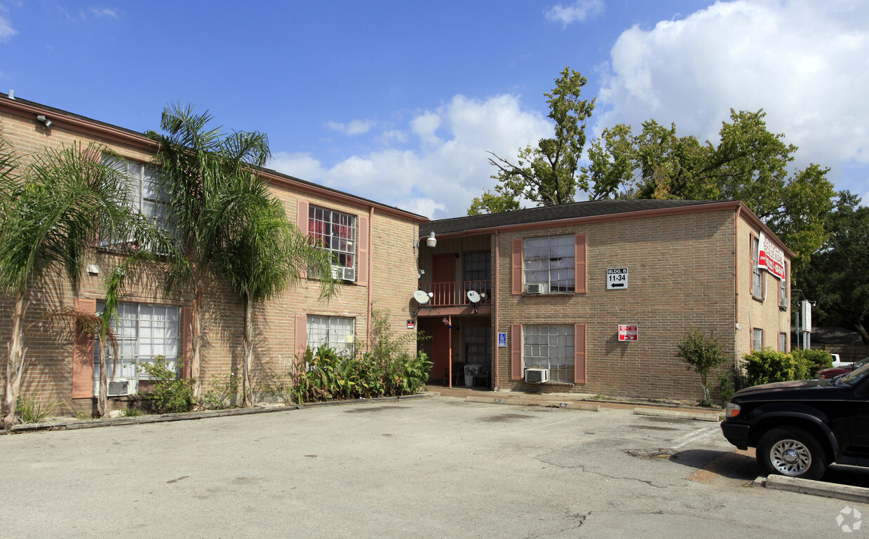 Foto del edificio - Chimney Rock Court Apartments