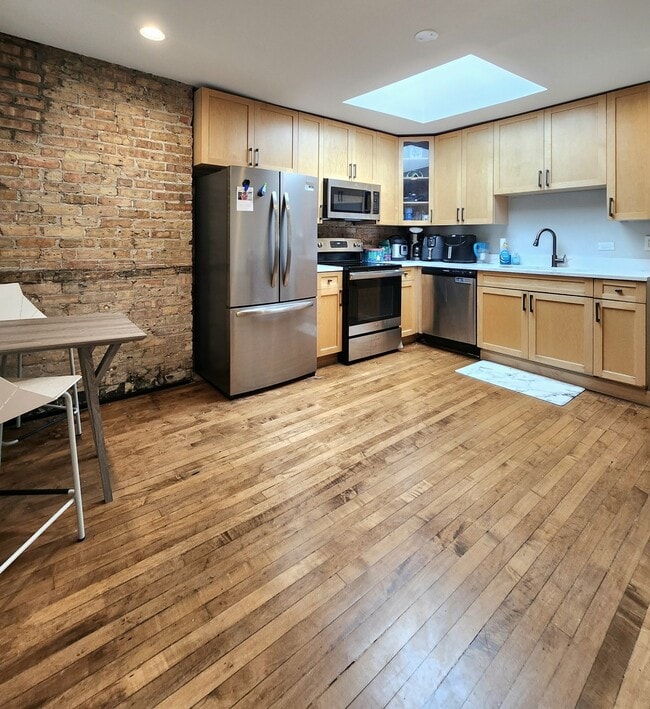 Building Photo - 1539 N Wells St