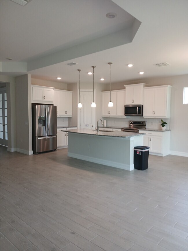 Building Photo - 374 Spring Hill Lake Loop