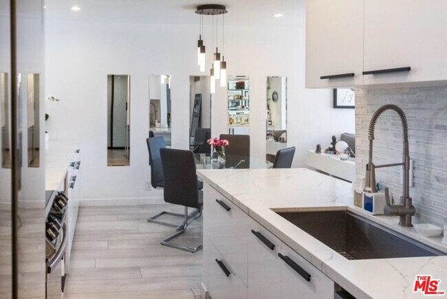 Foto del edificio - 8535 W Knl Dr