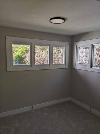 Building Photo - 1615 Charleston Beach Rd W