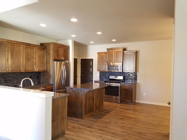 Building Photo - 3 Bdrm 2.5 bath newer home in a quiet SE c...