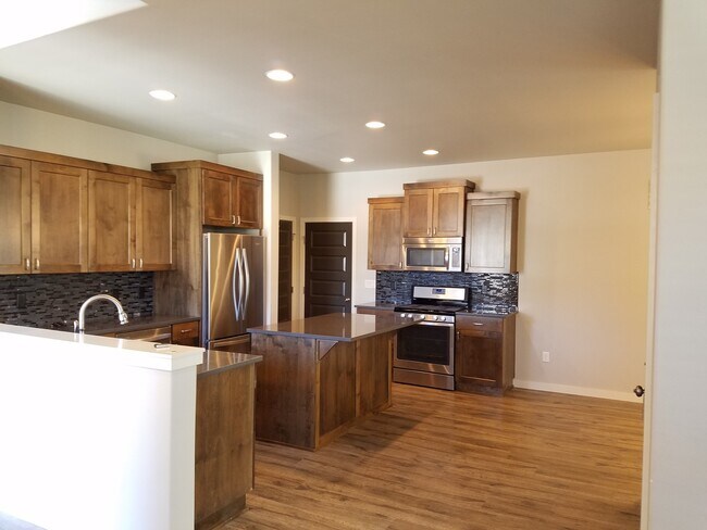Foto del edificio - 3 Bdrm 2.5 bath newer home in a quiet SE c...