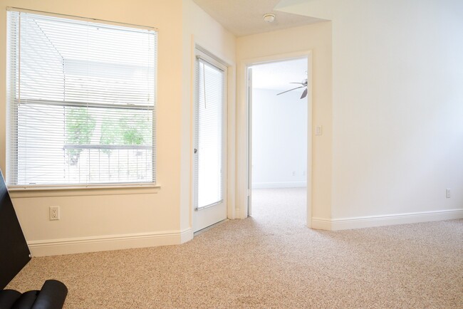 Building Photo - Charming 2 Bed 2 Bath Second Floor Gated C...