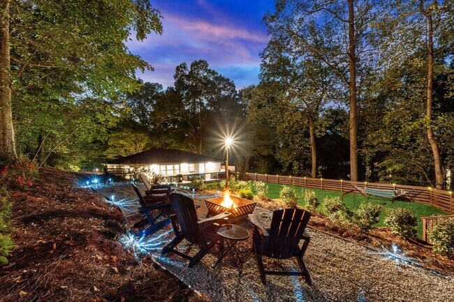 Foto del edificio - NEW! Fully Furnished Atlanta Oasis - Upsca...