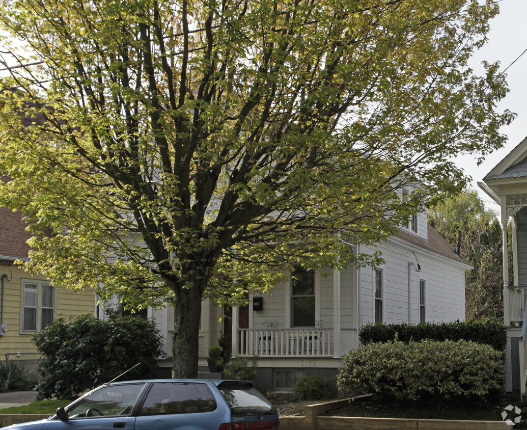 Building Photo - 2558 NW Thurman St