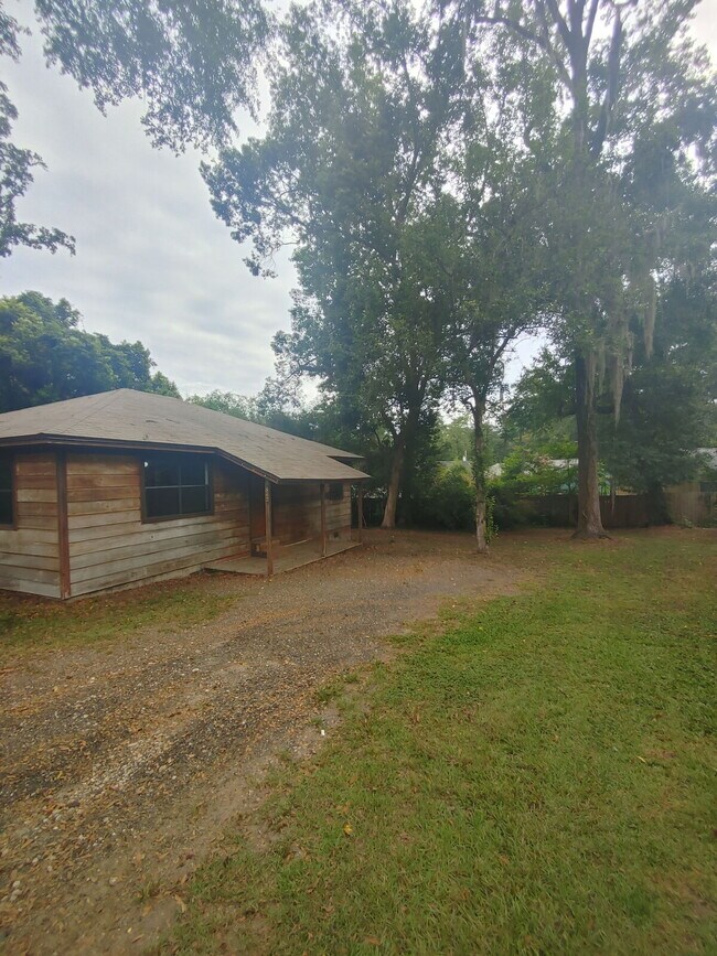Building Photo - Spacious 2 Bedroom/2 Bath