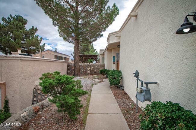 Foto del edificio - 6806 Ridgley Way