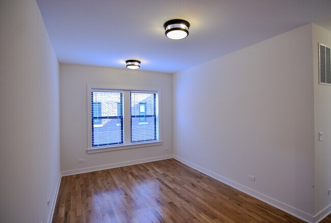 Foto del edificio - 2207 W Eastwood Ave