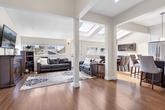 Building Photo - 3522 Dundas St