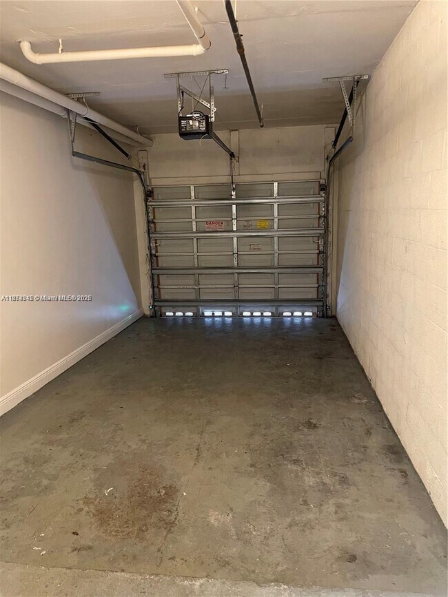 Foto del edificio - 6312 W Sample Rd