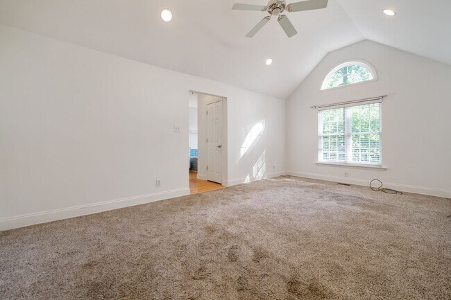 Foto del edificio - 3 bed, 3.5 bath with expansive deck and fe...