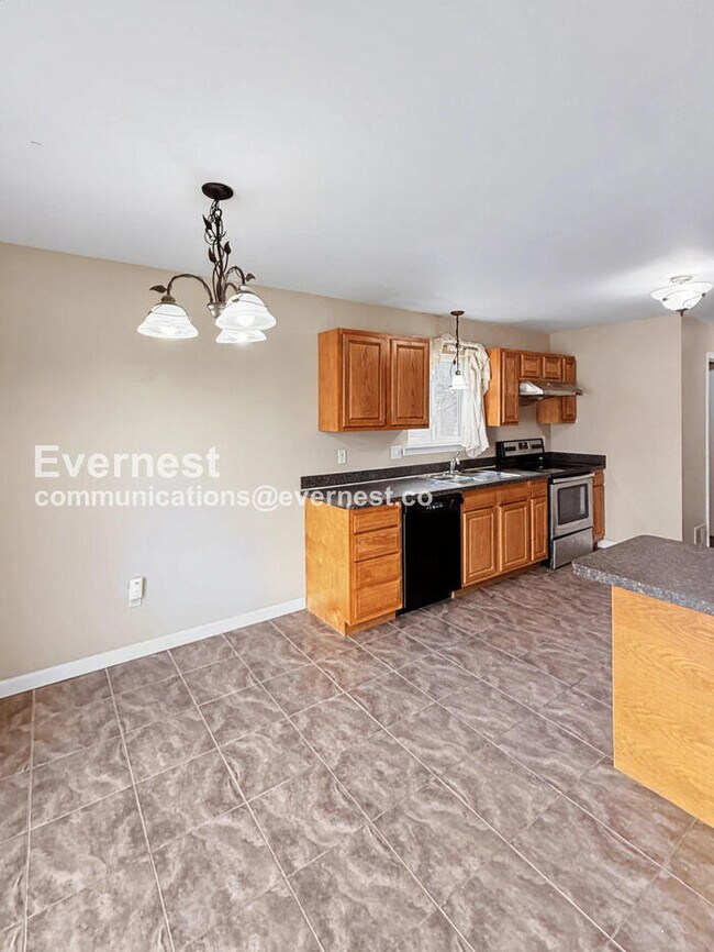 Building Photo - Spacious 3 Bed, 2.5 Bath Home with Fenced Yard and Attached Garage