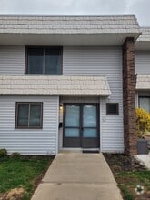 Building Photo - 17 Pine Ct