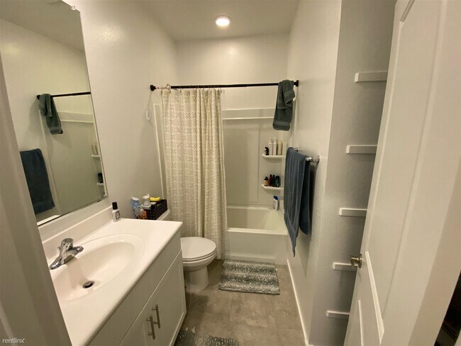 Building Photo - Room for Rent, 2 bath House - 4429 West Al...