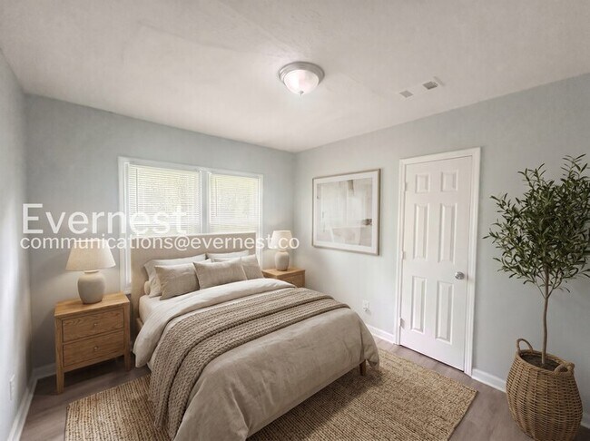 Foto del edificio - 2 Bed, 1 Bath Duplex with Off-Street Parking / Pet-Friendly / Coming Soon!