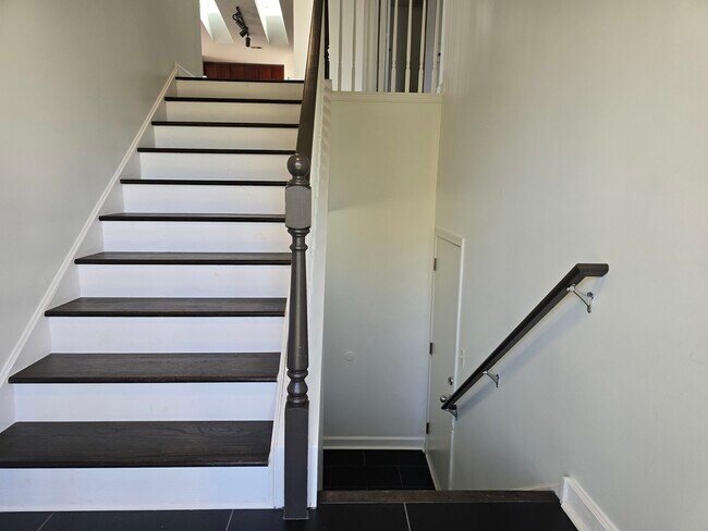 Building Photo - 1554 Millbrook Dr