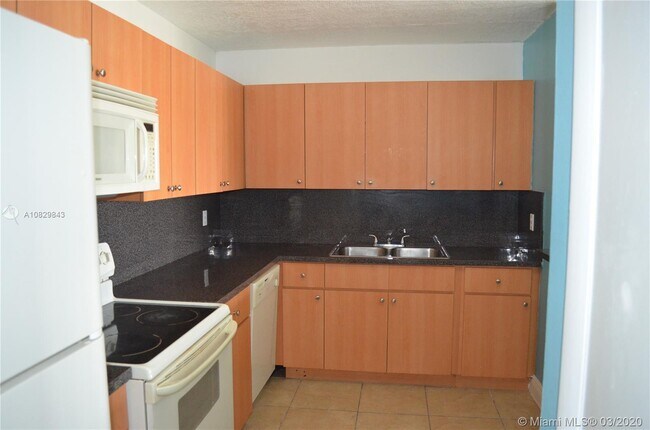 Building Photo - 14840 Naranja Lakes Blvd