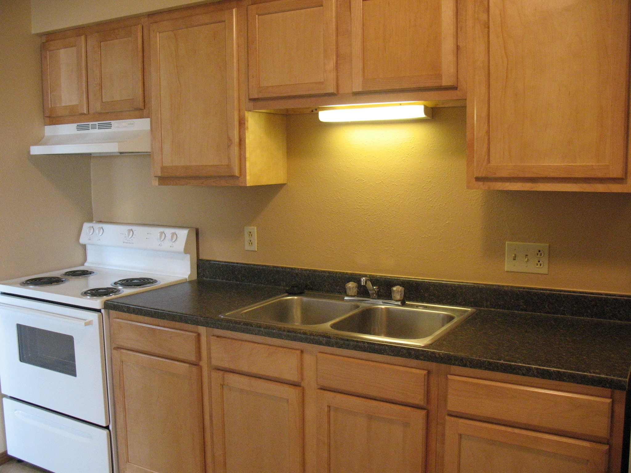 Camelot East Apartments – photo 1 of 24