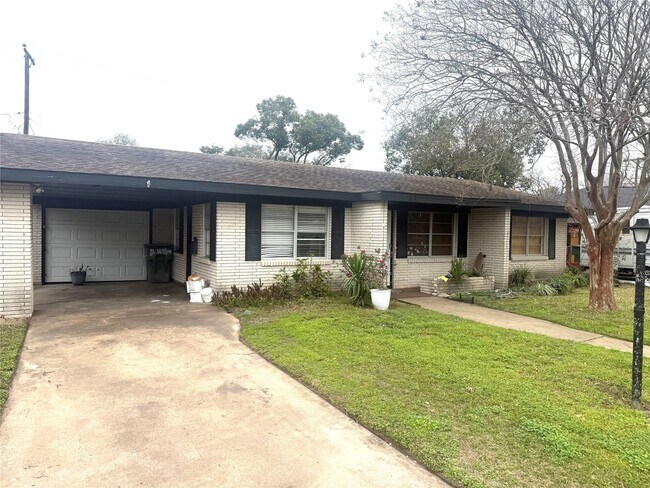 Building Photo - 12 Willow Ln