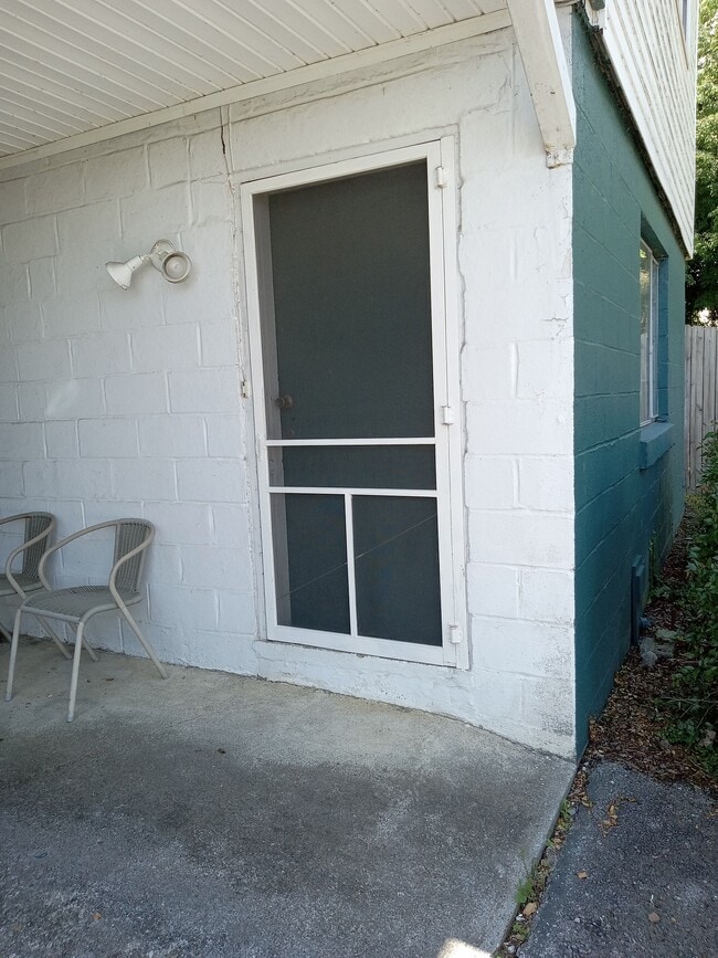 Entrance - 911 Windsor Ave