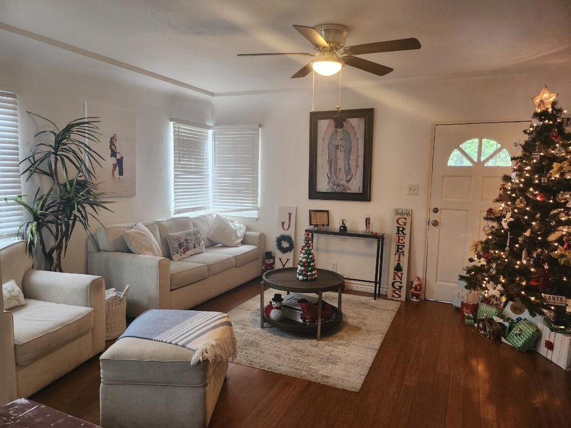 Cozy and inviting living room! - 2001 Cloverfield Blvd