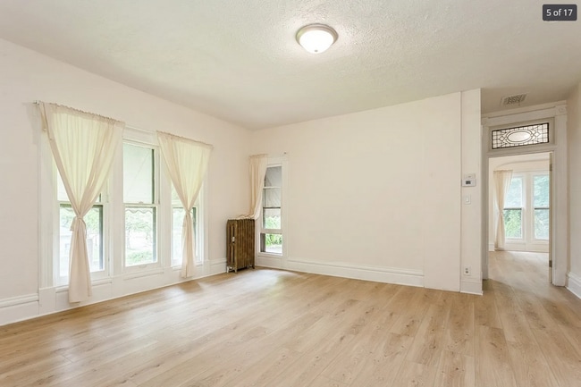 Building Photo - 421 S 3rd St