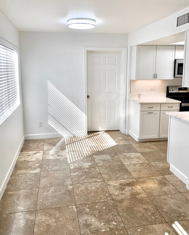 Building Photo - 8546 E Bellview St