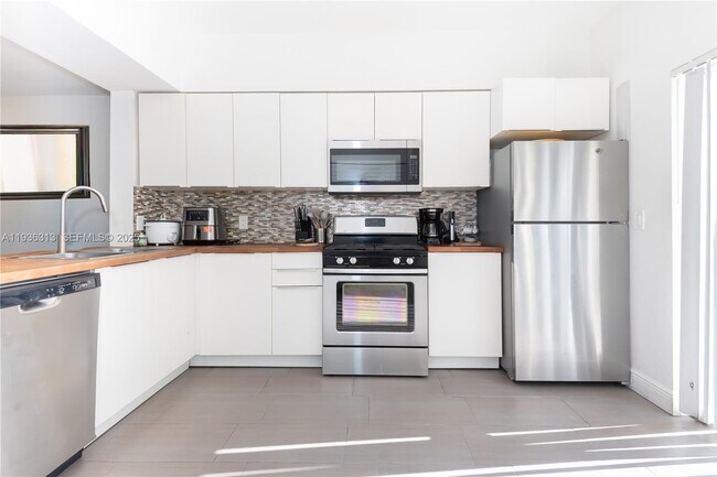 Foto del edificio - 7818 Dixie Beach Cir