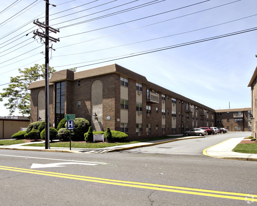 Primary Photo - Landmark East