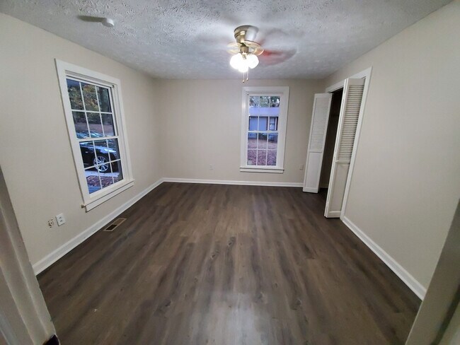 Foto del edificio - 1057 Longview Drive