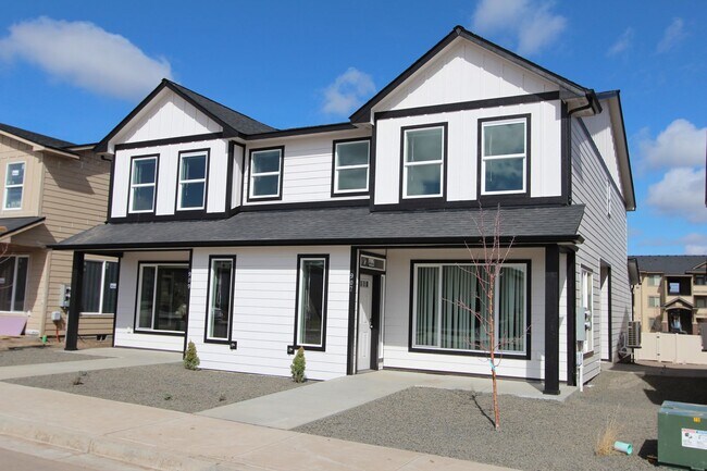 Foto del edificio - Move in Special!! One-month free with qualified applicants!! Modern design 3-bed, 2.5-bath duplex!