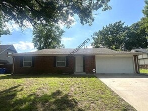 Building Photo - 900 S 27th St