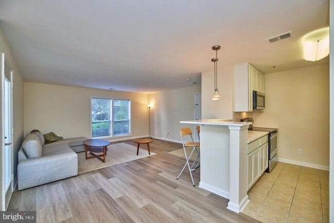 Building Photo - 3178 Summit Square Dr