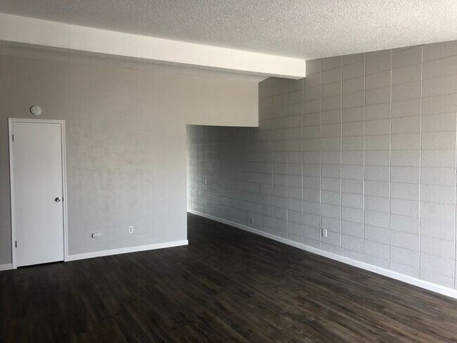 Foto del edificio - 7015 E Wilshire Dr