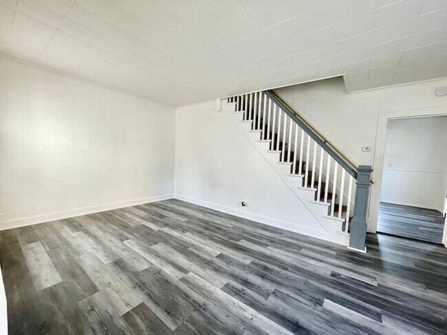 Foto del edificio - Spacious 4 bed, 2 bath in Eastchester