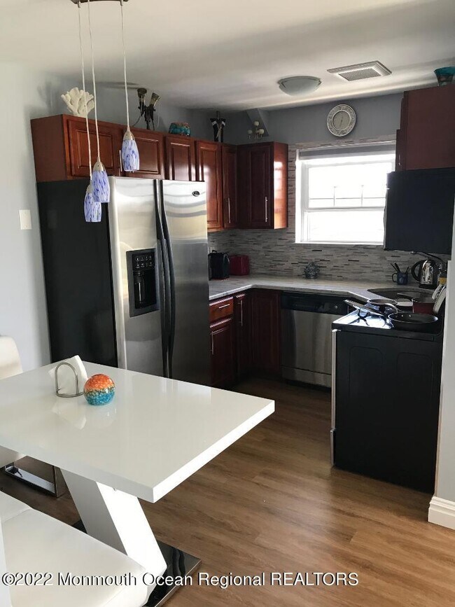 Foto del edificio - 200 Lareine Ave